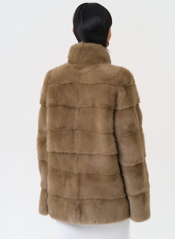 Короткая шуба из норки с воротником стойкой