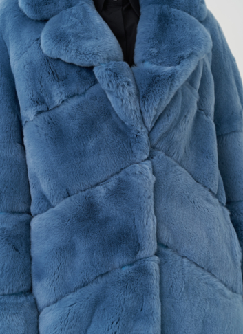 Шуба из меха кролика синего цвета с английским воротником