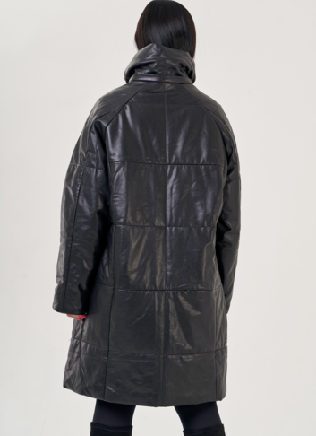 Кожаный пуховик с капюшоном черного цвета 