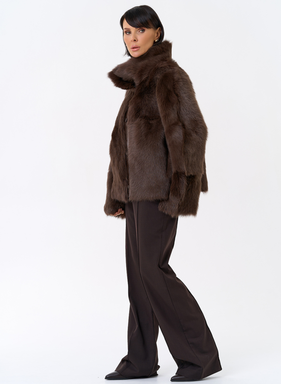 Женская короткая дубленка с воротником стойкой