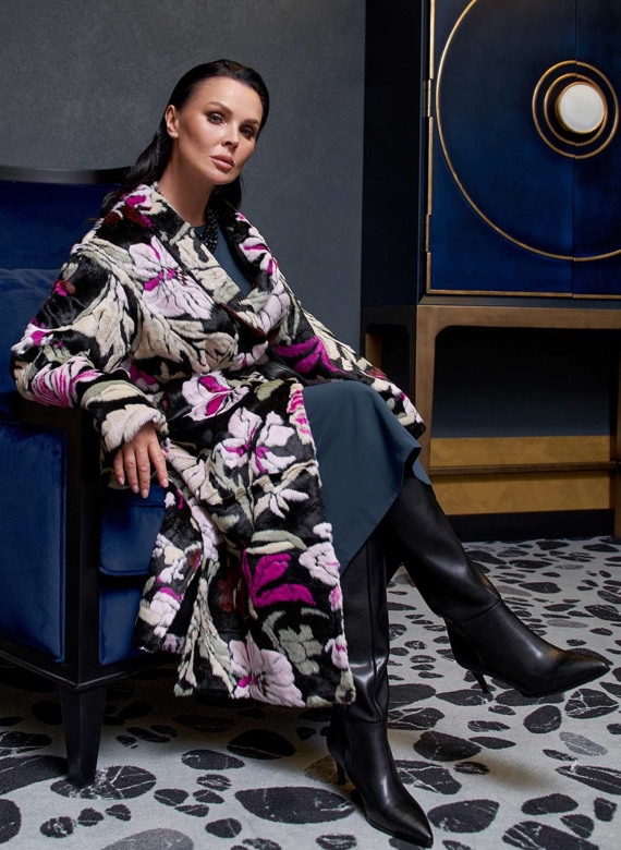 Пальто из эко меха с цветочным принтом