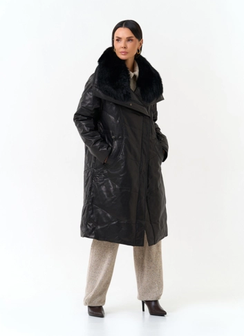 Женский кожаный пуховик с отделкой из меха лисы фото