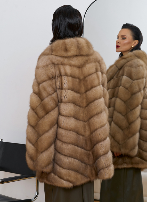 Женская шуба из куницы с воротником шаль