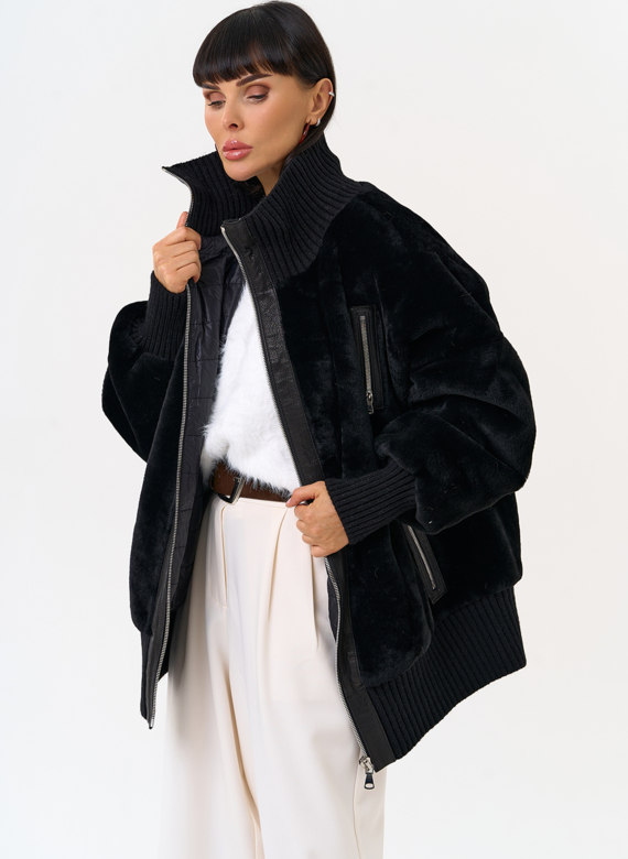 Женский бомбер из овчины черного цвета