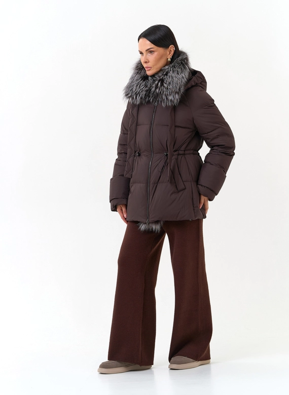 Женский пуховик с мехом чернобурой лисы на капюшоне фото