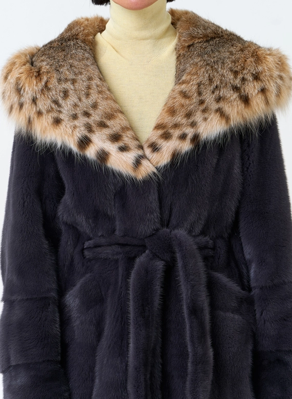 Женская шуба из меха норки с капюшоном из меха рыси фото
