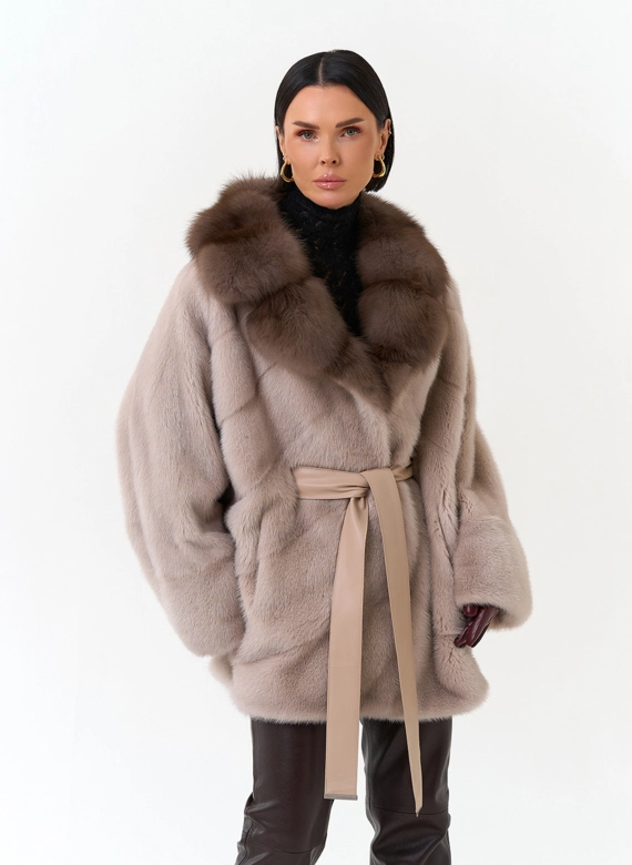 Женская шуба из меха норки с воротником из меха куницы фото