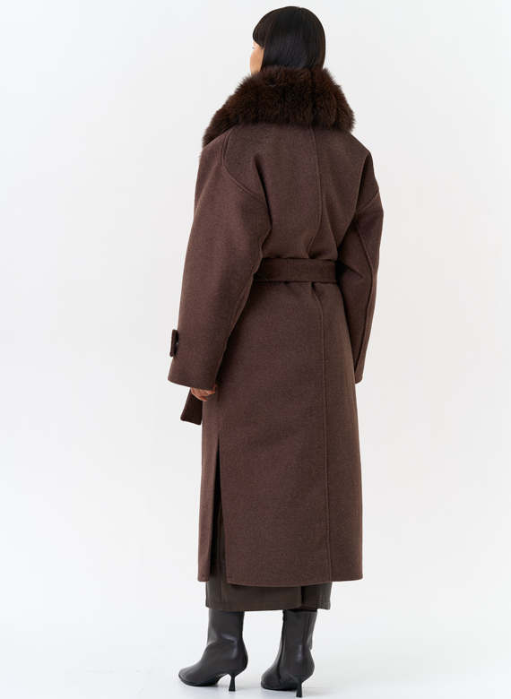 Женское утепленное пальто с отделкой из меха песца