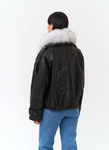 Женский кожаный пуховик с воротником из песца фото