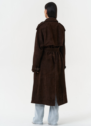 Длинный плащ из натуральной замши коричневого цвета