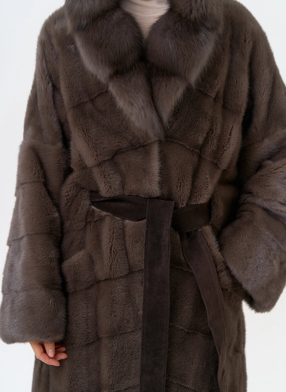 Длинная шуба из меха норки с капюшоном из меха куницы фото