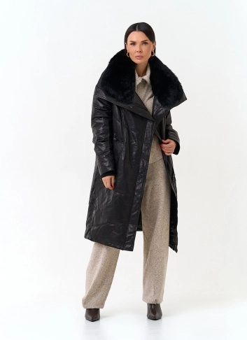Женский кожаный пуховик с отделкой из меха лисы фото