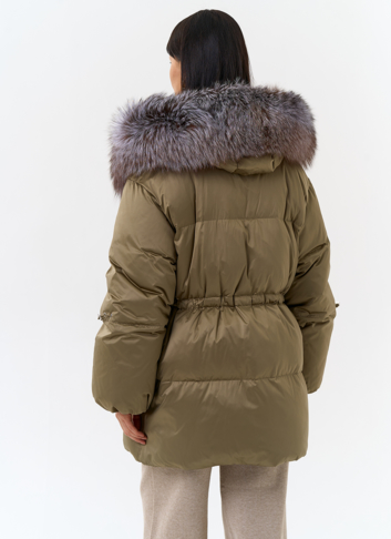 Женский пуховик с капюшоном из меха блюфрост