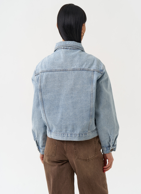 Женская джинсовая куртка голубого цвета